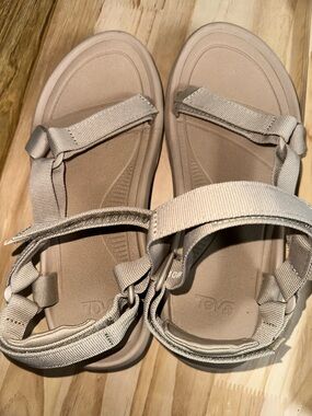 GUC Women’s 10 sesame Teva hurricane platform sandals